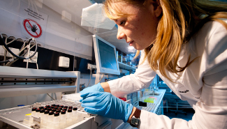 Eine Wissenschaftlerin arbeitet in einem Labor mit Proben.